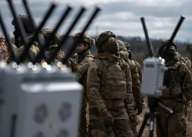 Soldados ucranianos permanecen junto a un dispositivo portátil diseñado para contrarrestar drones FPV durante una presentación en marzo de 2024 en Ucrania. Créditos: Viktor Fridshon/Global Images Ukraine/Getty