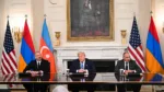 El presidente Donald Trump, junto con el presidente azerbaiyano Ilham Aliyev (izquierda) y el primer ministro armenio (derecha), Nikol Pashinyan. ANDREW CABALLERO-REYNOLDS / AFP