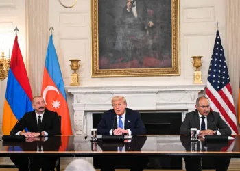 El presidente Donald Trump, junto con el presidente azerbaiyano Ilham Aliyev (izquierda) y el primer ministro armenio (derecha), Nikol Pashinyan. ANDREW CABALLERO-REYNOLDS / AFP