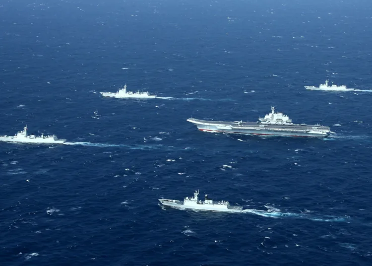 Formación con portaaviones de la Armada del Ejército Popular de Liberación Crédito: PLA