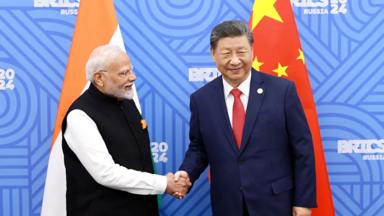 El presidente chino, Xi Jinping, y el primer ministro indio, Narendra Modi, se reúnen al margen de la cumbre de los BRICS en Kazán, Rusia, el 23 de octubre de 2024. Diario de China vía REUTERS