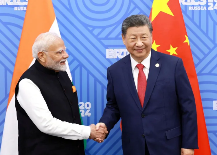 El presidente chino, Xi Jinping, y el primer ministro indio, Narendra Modi, se reúnen al margen de la cumbre de los BRICS en Kazán, Rusia, el 23 de octubre de 2024. Diario de China vía REUTERS