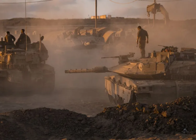 Soldados de las IDF preparan tanques cerca de la frontera norte de Gaza. Fotografía: Elke Scholiers/Getty Images