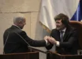 El primer ministro de Israel, Benjamin Netanyahu, a la izquierda, saluda al presidente de Argentina, Javier Milei, en la Knesset, el parlamento de Israel, en Jerusalén, el miércoles 11 de junio de 2025. (AP Photo/Ohad Zwigenberg, Archivo)