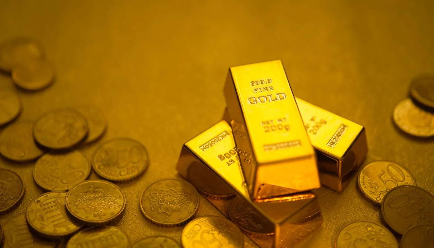 El precio del oro alcanza máximos debido a expectativas de recorte de tasas de interés de la FED y la incertidumbre en la guerra de Ucrania