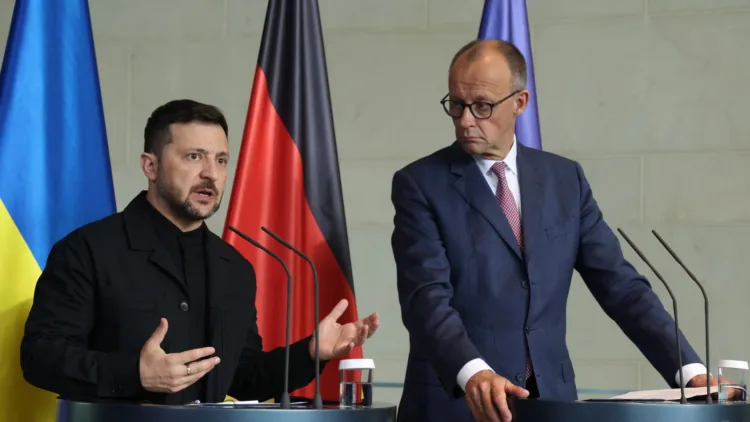 El canciller alemán Friedrich Merz (dcha.) y el presidente ucraniano Volodymyr Zelenskyy hablan con los medios de comunicación tras las conversaciones mantenidas en Berlín en mayo. Fotografía: Sean Gallup/Getty Images