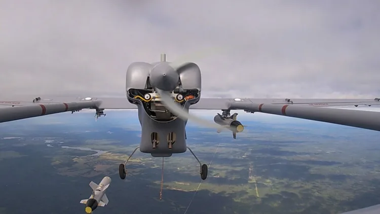 Un dron ruso lanza un misil durante los juegos de guerra Zapad-2021. Créditos: AP