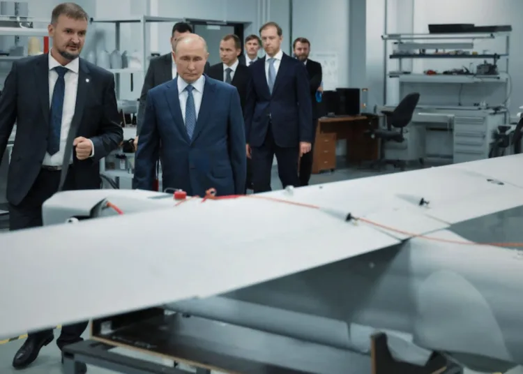 Vladimir Putin visita unas instalaciones de producción de drones, San Petersburgo, 19 de septiembre de 2024. Sputnik/Grigory Sysoyev/Kremlin vía REUTERS