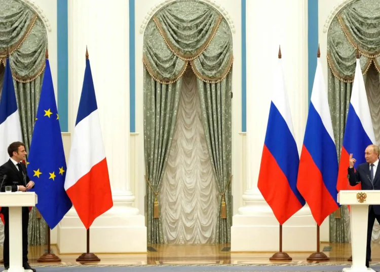 Macron (izq) y Putin, en Moscú. THIBAULT CAMUSAFP