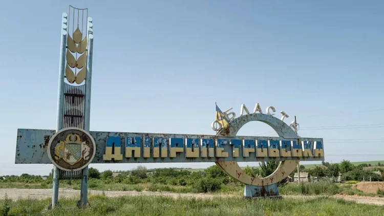 Una señal de tráfico que indica la entrada a la región de Dnipropetrovsk.
Fotógrafo: Florent Vergnes/AFP/Getty Images
