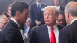 BÉLGICA OTAN:EPA4618. BRUSELAS (BÉLGICA), 11/07/2018.- El presidente del Gobierno, Pedro Sánchez (i), conversa con el presidente de los Estados Unidos, Donald J. Trump (c), al inicio de la cumbre de jefes de estado de la OTAN en Bruselas (Bélgica) hoy, 11 de julio de 2018. Los líderes de la OTAN inician una cumbre de dos días en la que abordarán las amenazas a las que se enfrenta la organización y la necesidad de que los aliados repartan más las cargas e incrementen su gasto en Defensa. EFE/ Olivier Hoslet