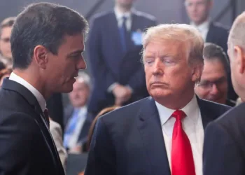 BÉLGICA OTAN:EPA4618. BRUSELAS (BÉLGICA), 11/07/2018.- El presidente del Gobierno, Pedro Sánchez (i), conversa con el presidente de los Estados Unidos, Donald J. Trump (c), al inicio de la cumbre de jefes de estado de la OTAN en Bruselas (Bélgica) hoy, 11 de julio de 2018. Los líderes de la OTAN inician una cumbre de dos días en la que abordarán las amenazas a las que se enfrenta la organización y la necesidad de que los aliados repartan más las cargas e incrementen su gasto en Defensa. EFE/ Olivier Hoslet