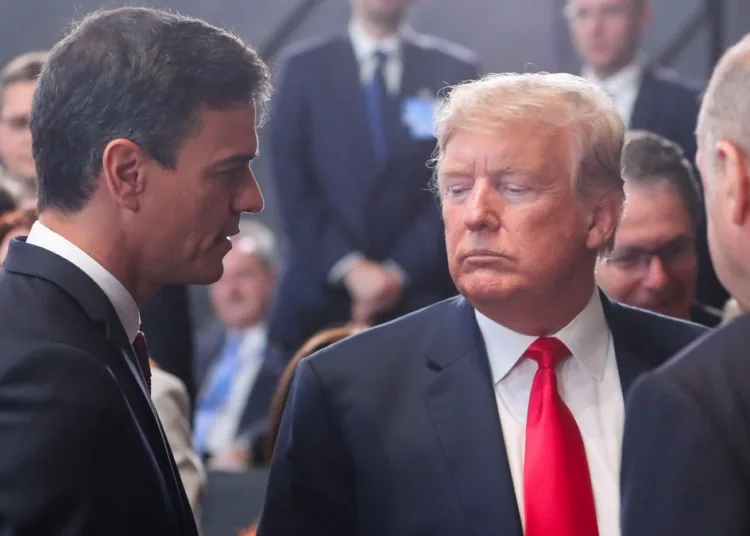BÉLGICA OTAN:EPA4618. BRUSELAS (BÉLGICA), 11/07/2018.- El presidente del Gobierno, Pedro Sánchez (i), conversa con el presidente de los Estados Unidos, Donald J. Trump (c), al inicio de la cumbre de jefes de estado de la OTAN en Bruselas (Bélgica) hoy, 11 de julio de 2018. Los líderes de la OTAN inician una cumbre de dos días en la que abordarán las amenazas a las que se enfrenta la organización y la necesidad de que los aliados repartan más las cargas e incrementen su gasto en Defensa. EFE/ Olivier Hoslet