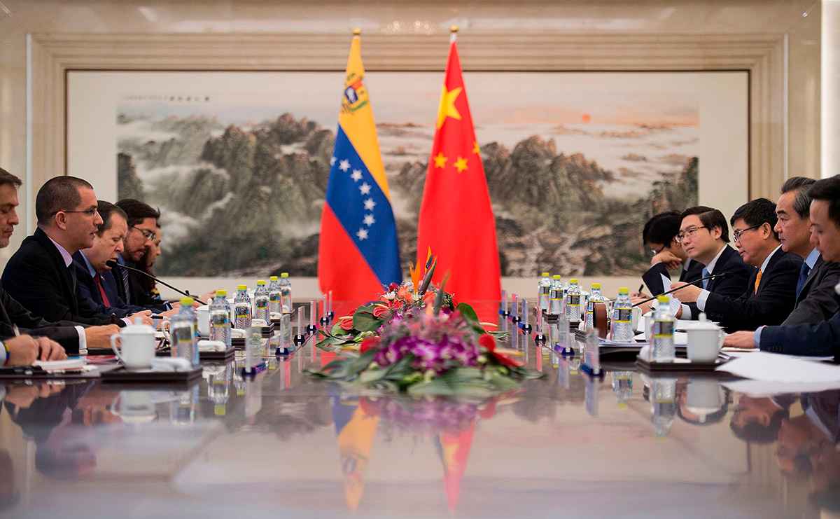 China advierte a EE. UU. sobre su despliegue militar en el Caribe y respalda a Venezuela