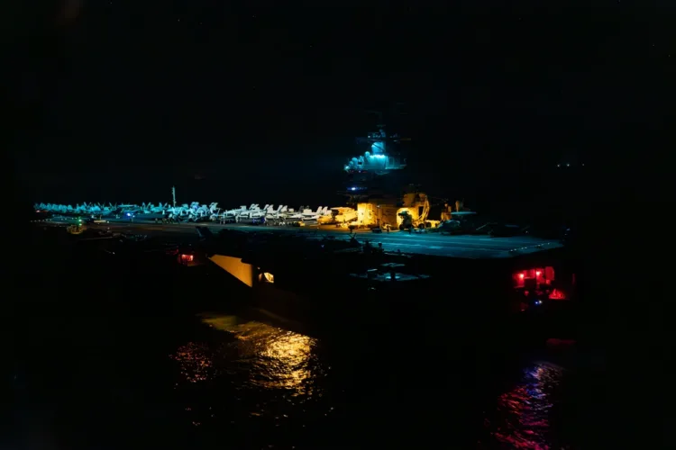 (Foto de la Armada de los Estados Unidos por el Especialista en Comunicación de Masas de 2ª Clase Maxwell Orlosky)