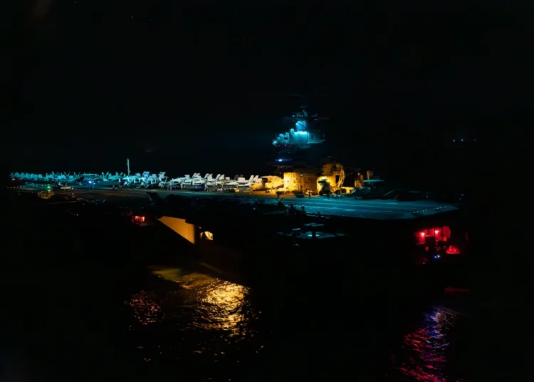 (Foto de la Armada de los Estados Unidos por el Especialista en Comunicación de Masas de 2ª Clase Maxwell Orlosky)