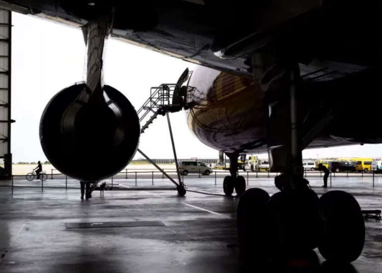 Avión de DHL en un hangar del Aeropuerto de Leipzig/Halle en julio de 2024. Créditos: Hendrik Schmidt/Getty