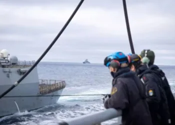 Buque naval ruso al fondo mientras buques de la OTAN operan frente a Finnmark, en el norte de Noruega.
Créditos: Fuerzas Armadas de Noruega