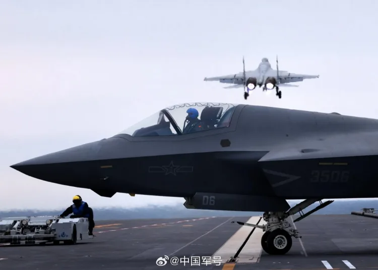 aviones de combate despegando del portaaviones chino Fujian