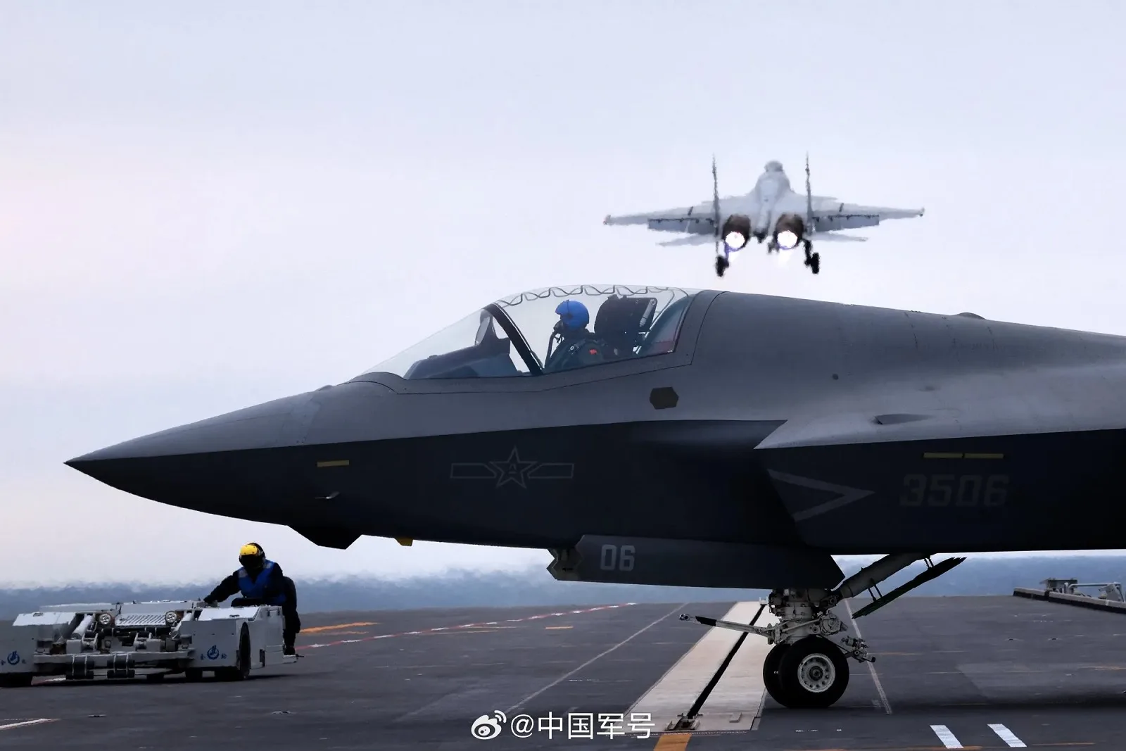 aviones de combate despegando del portaaviones chino Fujian