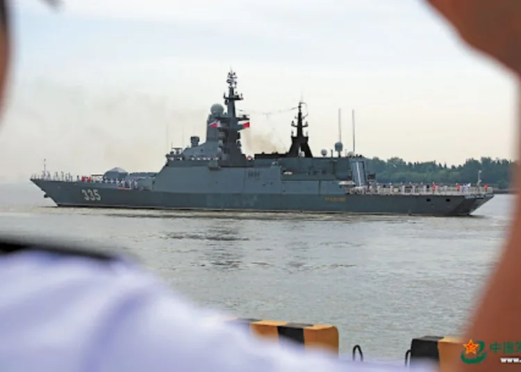 La corbeta naval rusa Gromkiy parte de Shanghái el 11 de julio de 2023. Créditos: Ministerio de Defensa Nacional de la República Popular de China/Ren Wei