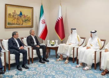 Funcionarios de Qatar e Irán se reúnen al margen de la cumbre árabe-islámica de emergencia en Doha, el 15 de septiembre de 2025. Créditos: Agencia de Noticias de Qatar/AFP