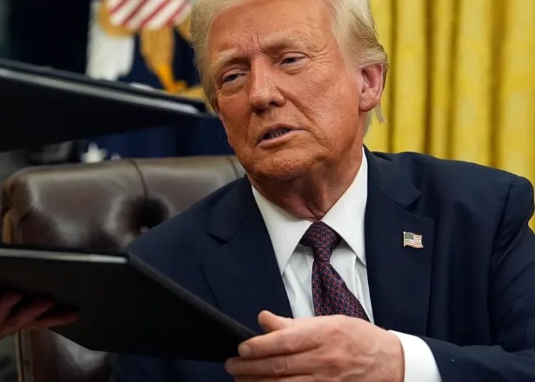 El presidente Donald Trump celebró la operación en su red Truth Social, asegurando que la carga incautada tenía potencial para matar a entre 25 y 50 mil personas. Créditos: Evan Vucci/AP