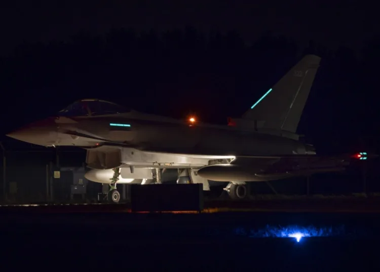 Aviones de combate Typhoon de la Real Fuerza Aérea Británica realizan su primera misión operativa bajo la operación NATO Eastern Sentry, como parte de la actividad de vigilancia en respuesta a la violación del espacio aéreo polaco por parte de Rusia. Crédito: Real Fuerza Aérea Británica.