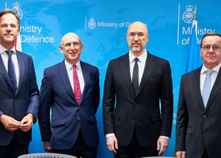 Reunión del Grupo de Contacto de Defensa de Ucrania. El secretario general de la OTAN, Mark Rutte, junto al secretario de Defensa del Reino Unido, John Healey, el ministro de Defensa de Ucrania, Denys Shmyhal, y el ministro de Defensa de Alemania, Boris Pistorius. Créditos: OTAN