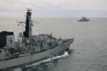 El HMS Iron Duke sigue al RFN Neustrashimy y al buque de carga Sparta IV1 Crédito: Royal Navy