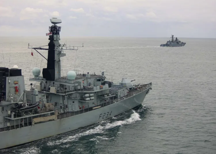 El HMS Iron Duke sigue al RFN Neustrashimy y al buque de carga Sparta IV1 Crédito: Royal Navy