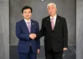 Ministro de Defensa de Corea del Sur, Ahn Gyu-back (izquierda), y el ministro de Defensa de Japón, Gen Nakatani (derecha) se dan la mano en Yongsan, Seúl, el 8 de septiembre. Créditos: Ministerio de Defensa Nacional de la República de Corea