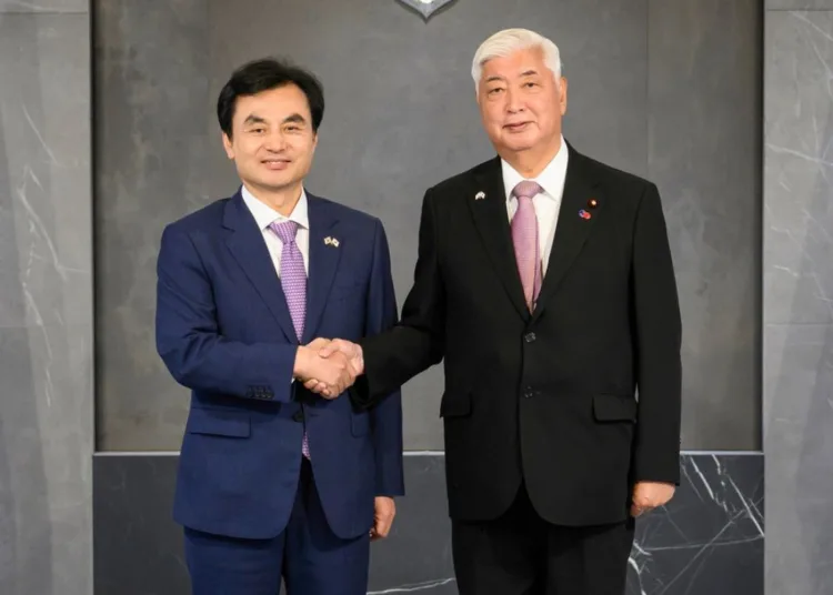 Ministro de Defensa de Corea del Sur, Ahn Gyu-back (izquierda), y el ministro de Defensa de Japón, Gen Nakatani (derecha) se dan la mano en Yongsan, Seúl, el 8 de septiembre. Créditos: Ministerio de Defensa Nacional de la República de Corea