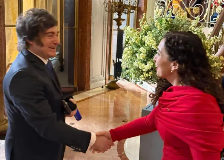 Javier Milei saluda a Vjosa Osmani, presidenta de Kosovo