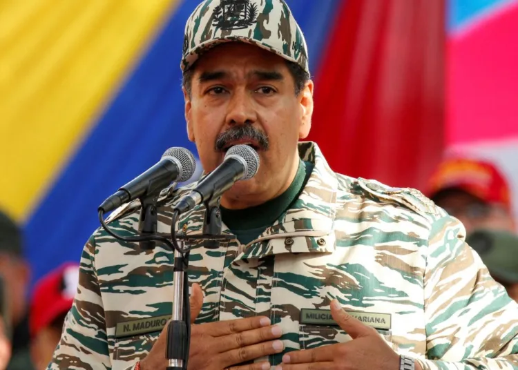 Fuentes venezolanas sostienen que Nicolás Maduro se prepara para la guerra al decretar el estado de conmoción y llevar adelante un reclutamiento masivo para las milicias populares y la reserva del ejército / Créditos: Leonardo Fernandez Viloria/Reuters