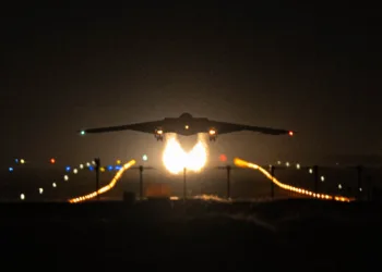 Un B-2 Spirit de la Fuerza Aérea de los Estados Unidos despega para apoyar la Operación MIDNIGHT HAMMER en la Base de la Fuerza Aérea Whiteman, Misuri, junio de 2025.