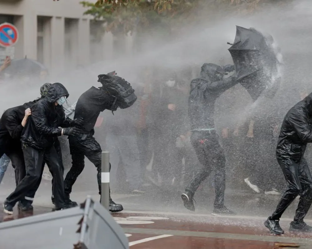 Estallan nuevas protestas en Francia tras la incertidumbre y la caída del gobierno de Macron