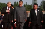 En esta fotografía de grupo distribuida por la agencia estatal rusa Sputnik, el presidente de Rusia, Vladimir Putin (2do de izquierda a derecha), camina con el presidente de China, Xi Jinping, y el líder de Corea del Norte, Kim Jong Un, antes de un desfile militar que marca el 80º aniversario de la victoria sobre Japón y el final de la Segunda Guerra Mundial, en la Plaza de Tiananmen de Pekín el 3 de septiembre de 2025. (Alexander Kazakov/POOL/AFP a través de Getty Images)