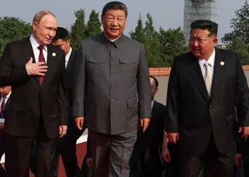 En esta fotografía de grupo distribuida por la agencia estatal rusa Sputnik, el presidente de Rusia, Vladimir Putin (2do de izquierda a derecha), camina con el presidente de China, Xi Jinping, y el líder de Corea del Norte, Kim Jong Un, antes de un desfile militar que marca el 80º aniversario de la victoria sobre Japón y el final de la Segunda Guerra Mundial, en la Plaza de Tiananmen de Pekín el 3 de septiembre de 2025. (Alexander Kazakov/POOL/AFP a través de Getty Images)
