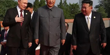 En esta fotografía de grupo distribuida por la agencia estatal rusa Sputnik, el presidente de Rusia, Vladimir Putin (2do de izquierda a derecha), camina con el presidente de China, Xi Jinping, y el líder de Corea del Norte, Kim Jong Un, antes de un desfile militar que marca el 80º aniversario de la victoria sobre Japón y el final de la Segunda Guerra Mundial, en la Plaza de Tiananmen de Pekín el 3 de septiembre de 2025. (Alexander Kazakov/POOL/AFP a través de Getty Images)