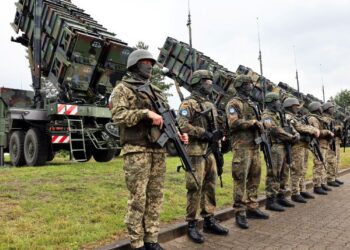 Soldados durante la visita del presidente ucraniano Volodímir Zelenski a un área de entrenamiento militar para conocer la capacitación de soldados ucranianos en el sistema de misiles antiaéreos Patriot, en una ubicación no revelada, Alemania, 11 de junio de 2024. Créditos: Jens Buttner/Reuters