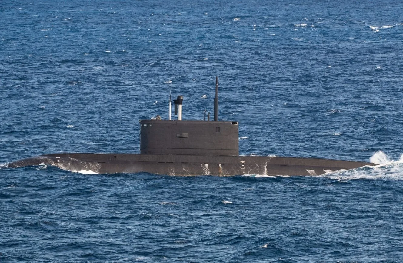 Peligro en el Estrecho de Gibraltar por un submarino ruso averiado que movilizó a Fuerzas Armadas