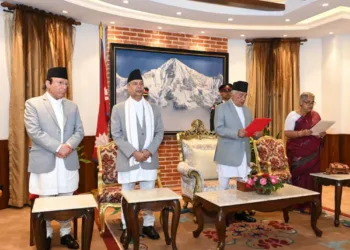 El presidente de Nepal, Ramchandra Paudel, toma juramento a Sushila Karki, como primera ministra interina de Nepal. Créditos: Oficina de la Presidencia de Nepal/Reuters