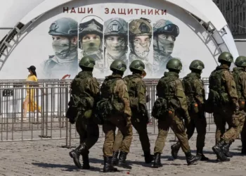 Militares del ejército ruso caminan por una exhibición que muestra vehículos blindados y equipo capturado por el ejército ruso a las fuerzas ucranianas durante el conflicto entre Rusia y Ucrania, en el museo al aire libre Victory Park en Poklonnaya Gora, Moscú, Rusia, el 31 de mayo de 2024. REUTERS/Shamil Zhumatov