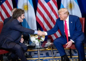 Argentina y Estados Unidos acordaron un acuerdo de estabilización cambiaria pero ¿es un cheque en blanco? / Créditos: Molly Riley/Casa Blanca