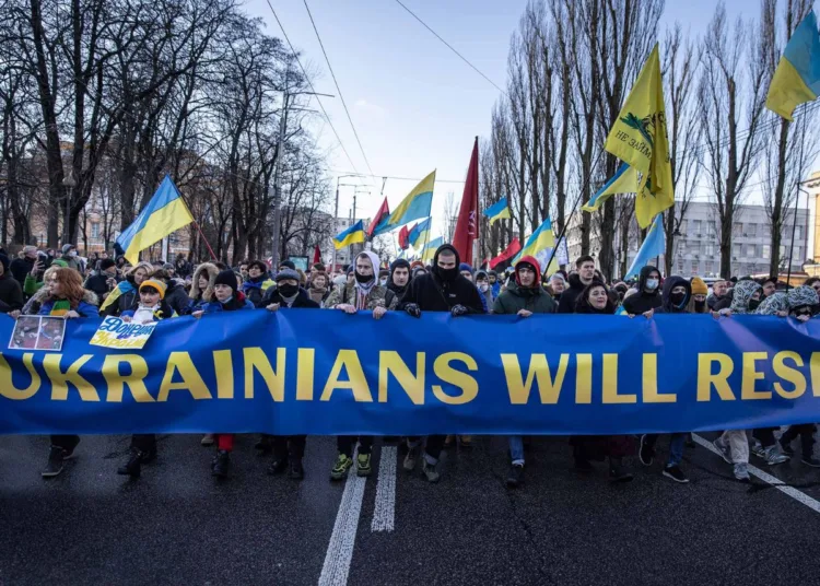 Según encuesta, la mayoría de los ucranianos rechaza la propuesta de paz presentada por Rusia, manteniendo su compromiso con la resistencia armada. Créditos: Chris McGrath/Getty Images