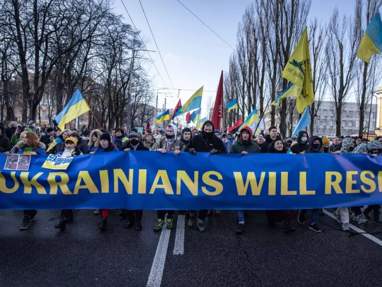 Según encuesta, la mayoría de los ucranianos rechaza la propuesta de paz presentada por Rusia, manteniendo su compromiso con la resistencia armada. Créditos: Chris McGrath/Getty Images