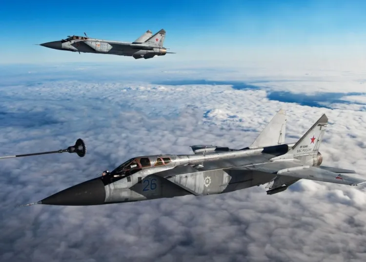 Un par de interceptores MiG-31 durante la reabastecimiento aéreo. Foto de Kirill Mushak.
