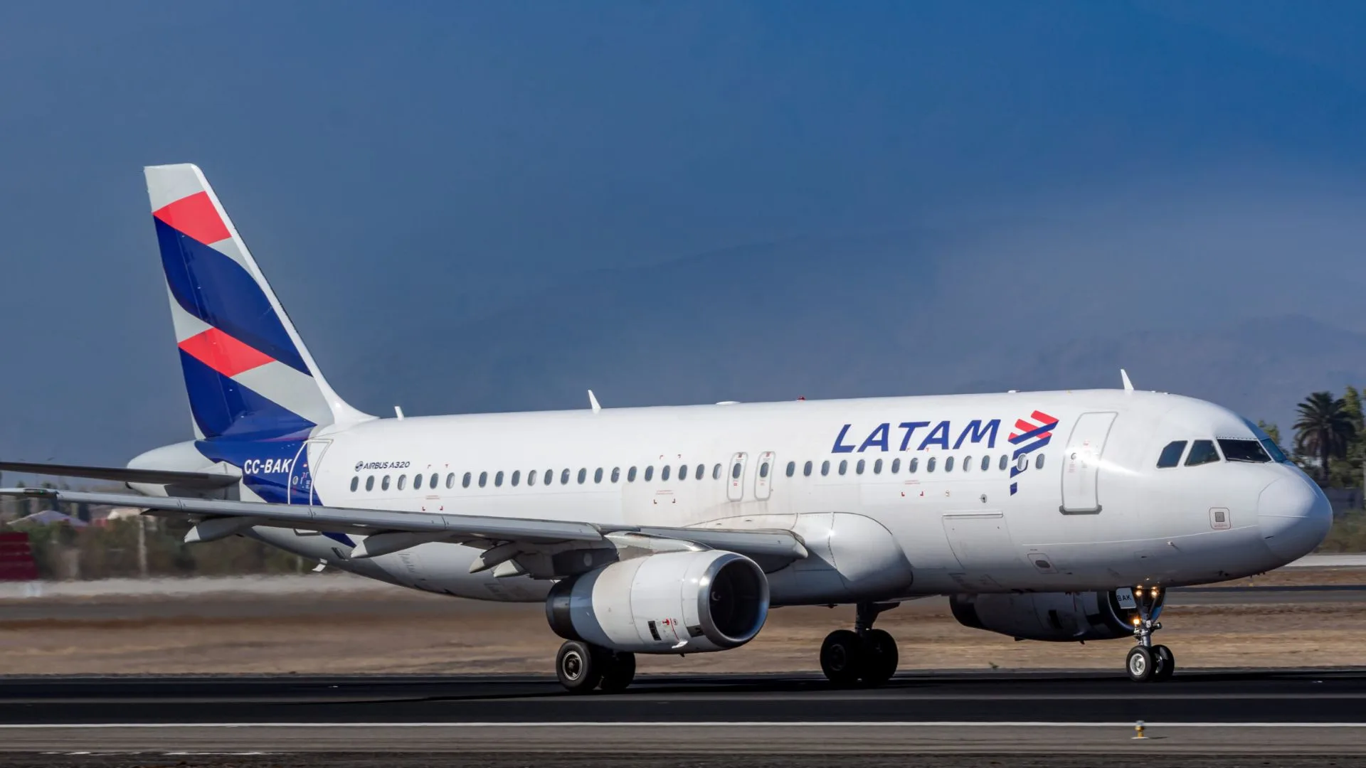 Controversia por la decisión de Latam Airlines de eliminar el nombre del aeropuerto de Ushuaia “Malvinas Argentinas” por presión británica
