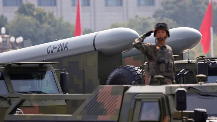Un grupo de ataque estratégico muestra misiles de crucero CJ-20A en Pekín, China, el 3 de septiembre de 2025. Créditos: Reuters/Tingshu Wang